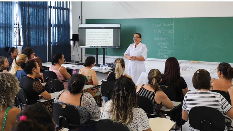 Alunos do curso de depilacao da Fundacao Florestan Fernandes em workshop sobre tecnicas de depilacao em Diadema