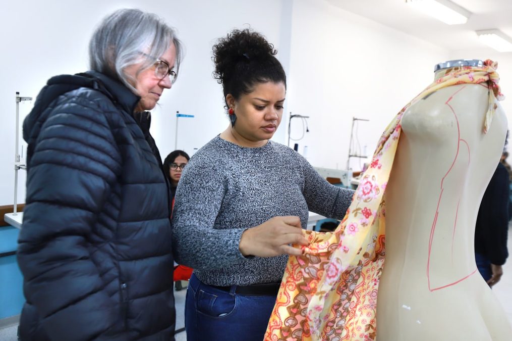 Cena e detalhes da matéria: Modelagem e Costura: Da Ideia à Roupa