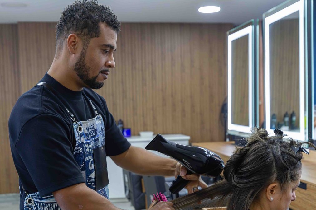 Cena e detalhes da matéria: Cabeleireiro: Técnicas de Progressiva, Botox e Coloração