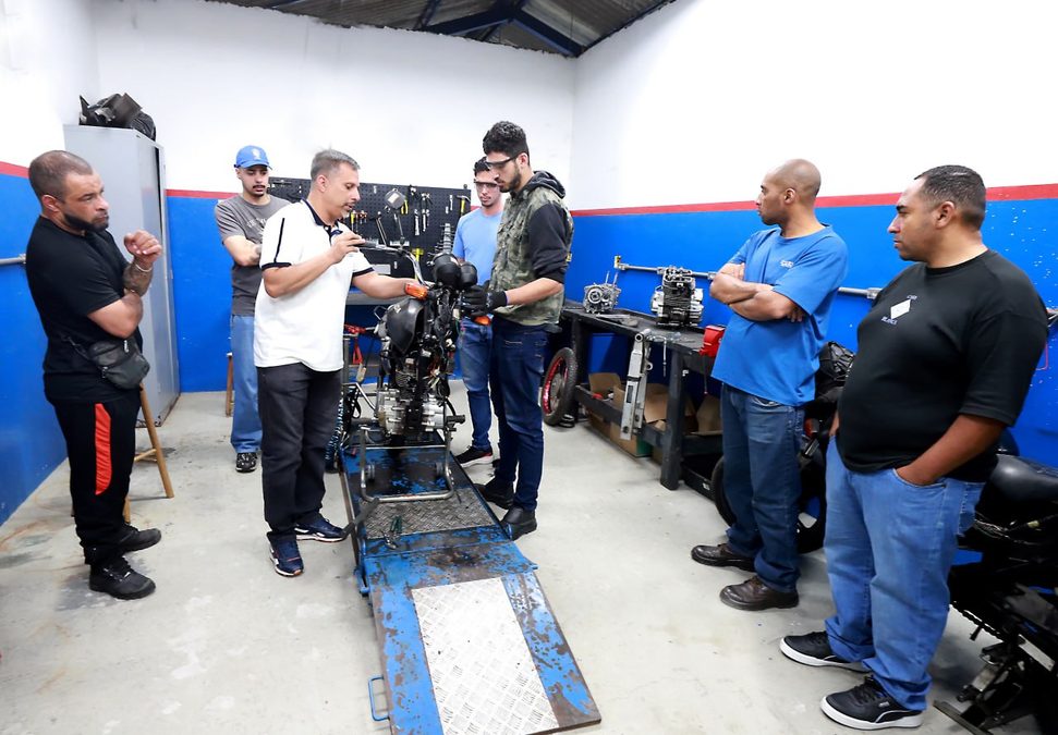 Cena e detalhes da matéria: Mecânica Básica de Motos