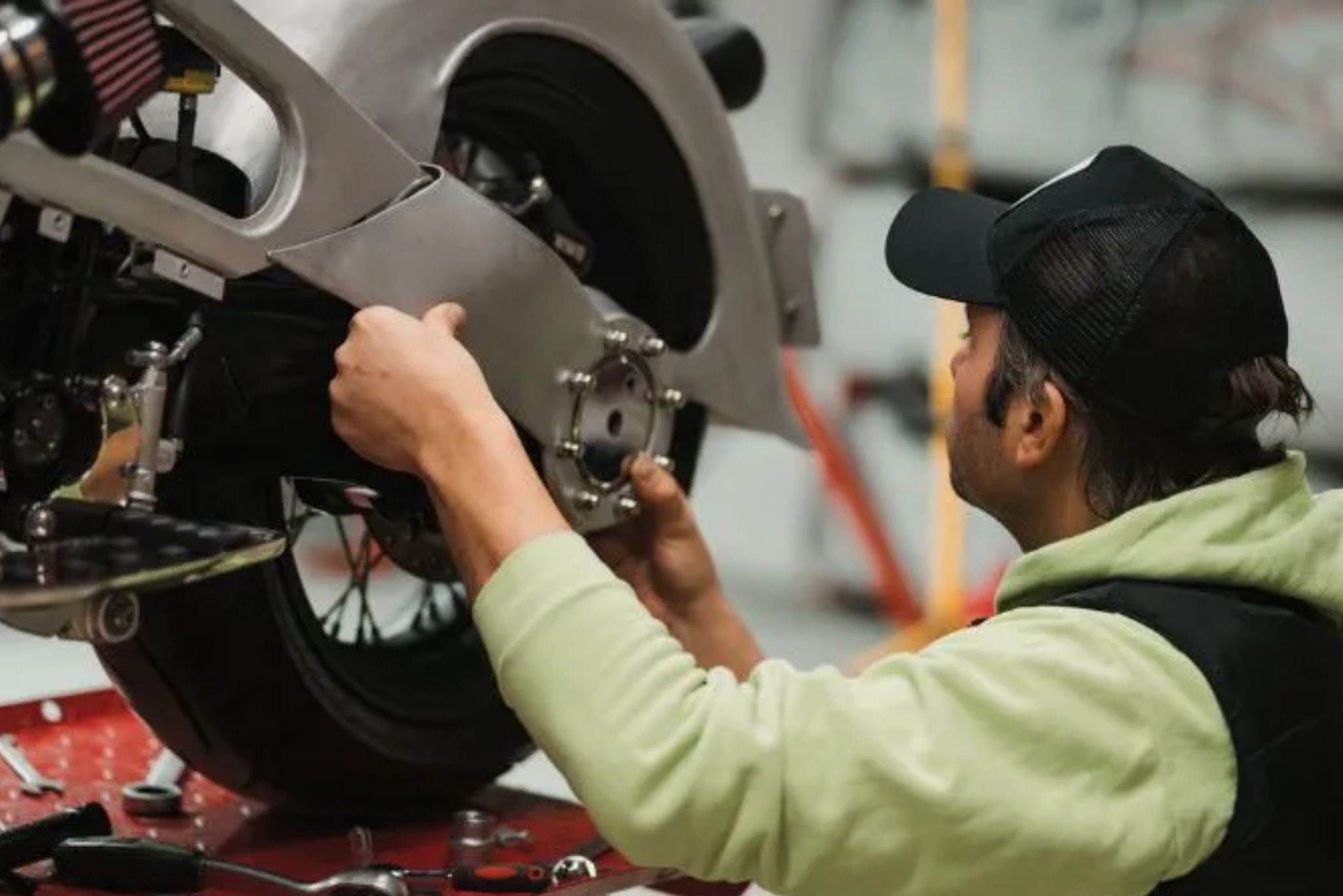 Profissional realizando reparo e manutenção em motocicleta com ferramentas especializadas