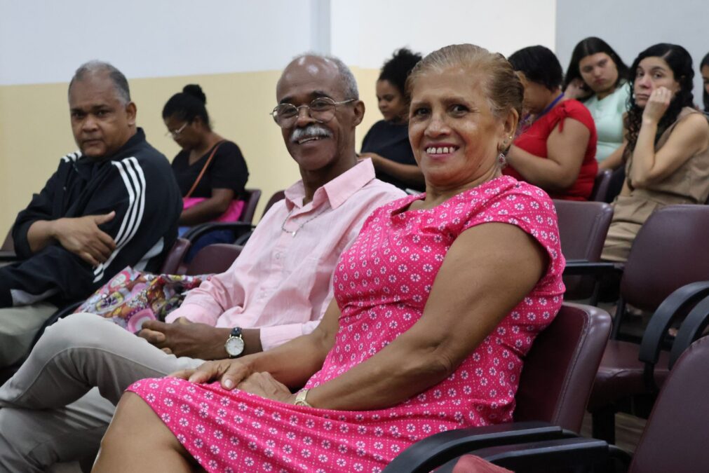 Aula inaugural da Escola Digital da Melhor Idade com idosos participando de formação em tecnologia e inclusão digital na Fundação Florestan Fernandes em Diadema