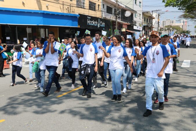 Alunos do programa Jovem Aprendiz uniformizados