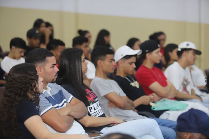 Jovens participando do programa