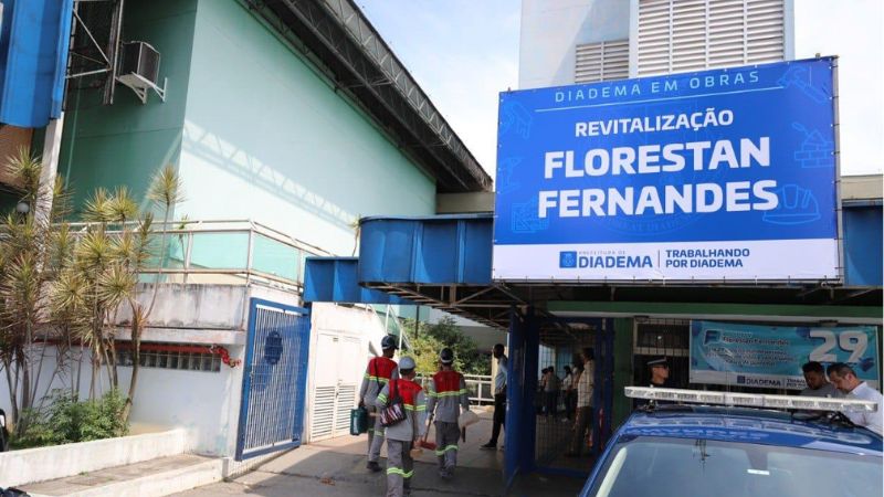 Fachada da Fundação Florestan Fernandes em Diadema com placa azul escrito reforma da instituição