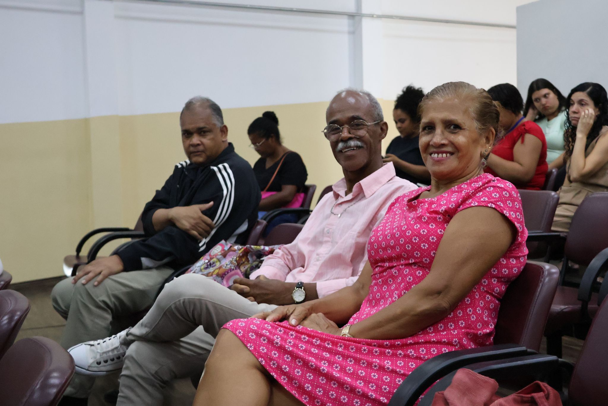 Alunos maiores de 50 anos em sala de aula aprendendo informática na Fundação Florestan Fernandes