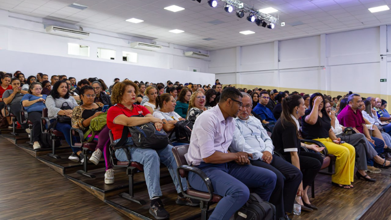 Alunos assistindo palestra na aula inaugural do primeiro ciclo de formações profissionalizantes da Florestan Fernandes em Diadema